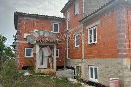 Kuća sa potencijalom na osami 3650 m2 okućnice, Vodnjan, Σπίτι