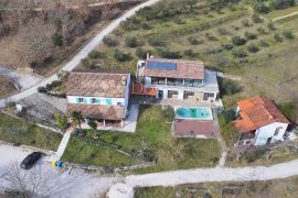 Oaza u srcu Istre, 3 kuce.. 30,000 m2 zemljišta, Cerovlje, Casa