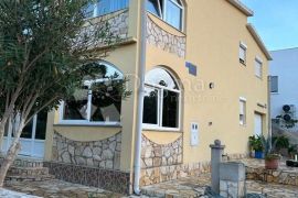 Vir, kvalitetno građena kuća uhodana u turizam !, Vir, Famiglia