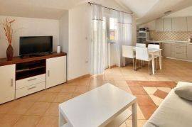 Kuća sa tri apartmana na odličnoj lokaciji blizu mora, Medulin, Istra, Medulin, Haus