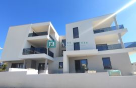 VODICE, novo, 400 m do mora, luksuzni stan, prizemlje + vrt, S3, Vodice, Apartamento