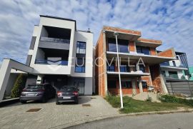 Osijek, Retfala, četverosoban stan na prvom katu 133 m2 sa terasom od 19 m2, Osijek, Daire