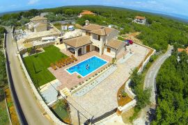 SUPERAKCIJA ! OTOK KRK - MEDITERANSKA VILA S BAZENOM !, Krk, Famiglia