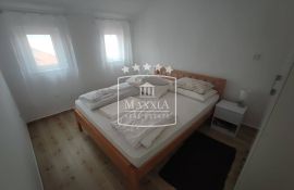 Vinjerac - kuća s 3 apartmana, cca 40m od mora! 231000€, Posedarje, Ev