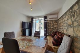 Vinjerac - kuća s 3 apartmana, cca 40m od mora! 231000€, Posedarje, Ev