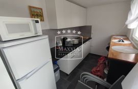 Vinjerac - kuća s 3 apartmana, cca 40m od mora! 231000€, Posedarje, Ev