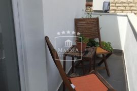 Vinjerac - kuća s 3 apartmana, cca 40m od mora! 231000€, Posedarje, Ev