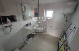 Vinjerac - kuća s 3 apartmana, cca 40m od mora! 231000€, Posedarje, Ev