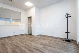 Split, odličan ured na frekventnoj lokaciji (104 m2), Split, Poslovni prostor