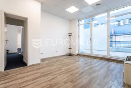 Split, odličan ured na frekventnoj lokaciji (104 m2), Split, Commercial property