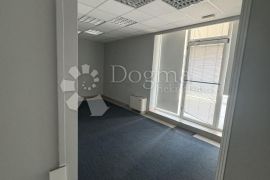 Split - POSLOVNI PROSTOR 103,47m2 u poslovnoj zgradi, Split, Commercial property