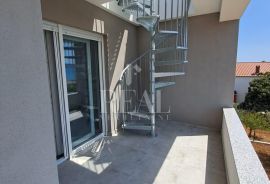 Penthouse 3S+DB +krovna terasa 126 m2 netto, Sukošan, Kвартира