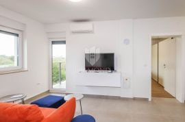 Stan s vrtom i garažom na mirnoj lokaciji, Rovinj, Apartamento