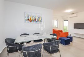 Stan s vrtom i garažom na mirnoj lokaciji, Rovinj, Apartamento