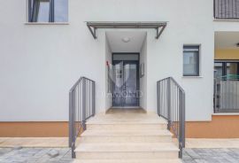 Stan s vrtom i garažom na mirnoj lokaciji, Rovinj, Apartamento