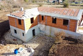 Poreč, okolica, prilika za investicuju interesantna kuća u izgradnji!, Poreč, Casa