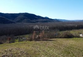 ISTRA, MOTOVUN - Građevinsko zemljište 1970 m2 sa pogledom na Motovun, na osami, Buzet, Arazi