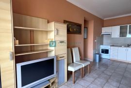 SRIMA, top lokacija, namješten stan, 75 m do mora, 1. kat, Vodice, Apartamento