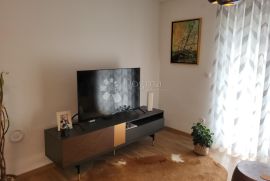 Odlična etaža sa okućnicom nedaleko mora, Novi Vinodolski, Apartamento