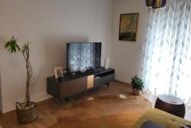 Odlična etaža sa okućnicom nedaleko mora, Novi Vinodolski, Wohnung