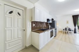 Dramalj - stan sa ograđenom okućnicom, Crikvenica, Appartement