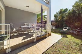 Dramalj - stan sa ograđenom okućnicom, Crikvenica, Flat