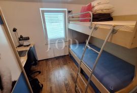 Otok Krk! Prostrani apartman 100 m do mora!, Dobrinj, Appartement