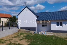 Cernik, SUPER PRILIKA, novorenovirana kuća s dvorištem BRP 467 m2, Cernik, بيت