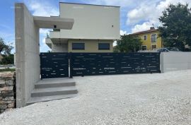 Kuća Prodaja nove, samostojeće kuće sa bazenom.  Svetvinčenat, Svetvinčenat, House