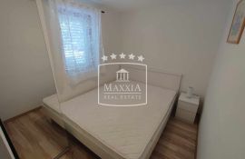 Maslenica - kuća katnica 2 ap. bazen uređena okućnica! 249000€, Jasenice, Maison