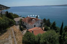 Barić Draga - kuća prvi red 177m2 na terenu od 613m2! Lokacija!! 849000€, Starigrad, House