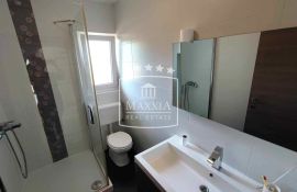 Posedarje - vila s 2 apartmana s bazenom i okućnicom! 430000€, Posedarje, بيت