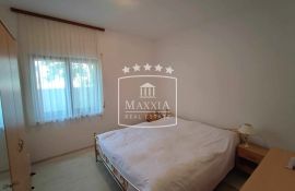 Starigrad - vrlo kvalitetan objekt par metara od mora i plaže! 620000€, Starigrad, House