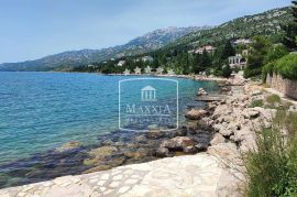 Starigrad - vrlo kvalitetan objekt par metara od mora i plaže! 620000€, Starigrad, Kuća