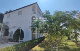 Starigrad - vrlo kvalitetan objekt par metara od mora i plaže! 620000€, Starigrad, House