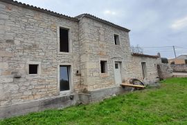 Prekrasna renovirana kamena kuća s bazenom u srcu Pazina!, Tinjan, House