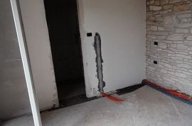 Prekrasna renovirana kamena kuća s bazenom u srcu Pazina!, Tinjan, House