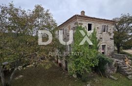 ISTRA, OPRTALJ - Imanje od dvije kuće s pripadajućom okućnicom na ugodnoj lokaciji, prilika!, Oprtalj, House