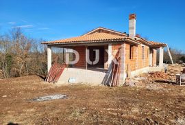 ISTRA, TINJAN - Samostojeća prizemnica u roh bau fazi na odličnoj lokaciji, Tinjan, House