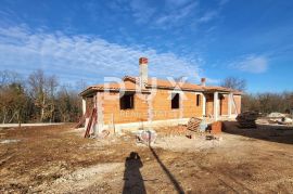 ISTRA, TINJAN - Samostojeća prizemnica u roh bau fazi na odličnoj lokaciji, Tinjan, Haus