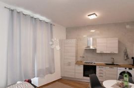 Renovirani stan sa balkončićem nadomak Korza, Rijeka, Appartement