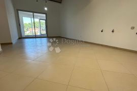 STAN 2 SPAVAĆE I 2 KUPAONICE 75.36m2 - Pula, Pula, Flat