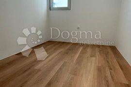 STAN 2 SPAVAĆE I 2 KUPAONICE 82.11m2 - Pula, Pula, Wohnung