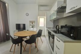 Novouređeni stan na Belvederu, Rijeka, Appartment