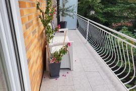 Odlična etaža sa okućnicom nedaleko mora, Novi Vinodolski, Appartment