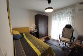 Odlična etaža sa okućnicom nedaleko mora, Novi Vinodolski, Appartment