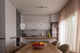 Zagreb, Stenjevec, četverosoban dizajnerski stan sa privatnom terasom, NKP 79m2 + VPM, Zagreb, Wohnung