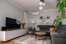 Zagreb, Stenjevec, četverosoban dizajnerski stan sa privatnom terasom, NKP 79m2 + VPM, Zagreb, Kвартира