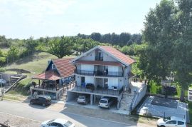 Porodicna kuca sa 5 zasebnih apartmana na samoj obali Dunava, Golubac, House