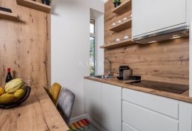 Lovran – Novouređen stan u strogom centru s prekrasnim pogledom, Lovran, Apartamento